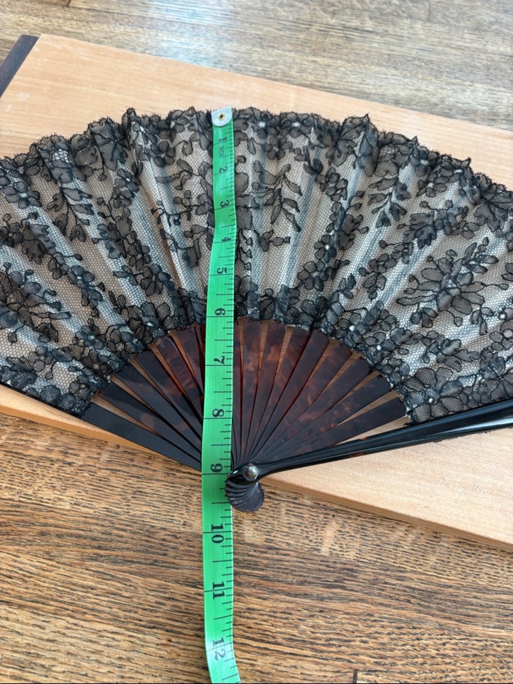 Vintage Black Lace Folding Hand Fan with Tortoise Handle - Picture 15 of 16
